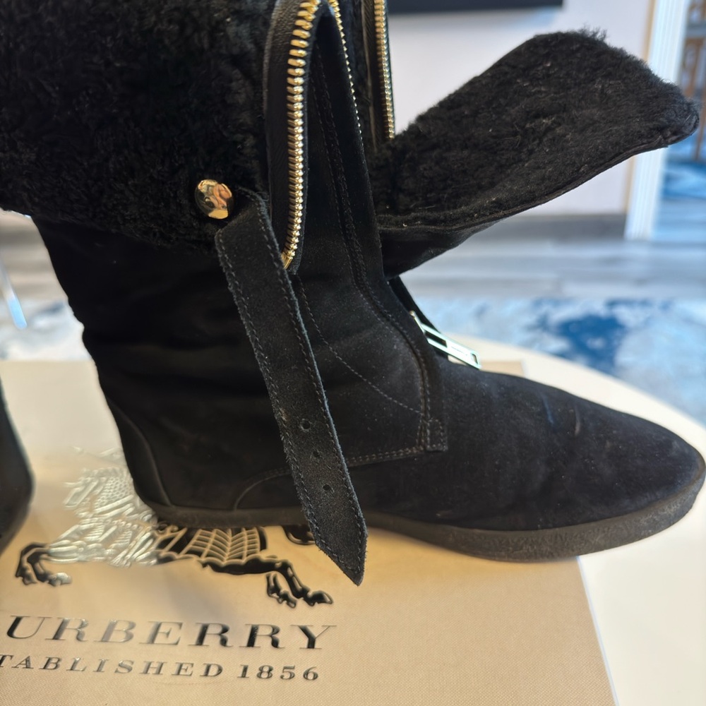 Burberry ladies winter boots - Picture 2 of 8